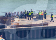NEWS -  Grossbritannien: Migranten werden im Hafen von Dover an Land gebracht