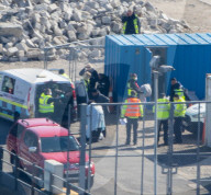 NEWS -  Grossbritannien: Migranten werden im Hafen von Dover an Land gebracht