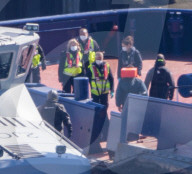 NEWS -  Grossbritannien: Migranten werden im Hafen von Dover an Land gebracht