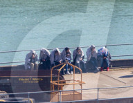 NEWS -  Grossbritannien: Migranten werden im Hafen von Dover an Land gebracht