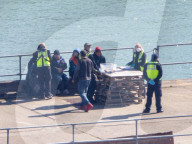NEWS -  Grossbritannien: Migranten werden im Hafen von Dover an Land gebracht