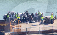 NEWS -  Grossbritannien: Migranten werden im Hafen von Dover an Land gebracht