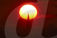 FEATURE - Ein Vogel sitzt bei Sonnenaufgang in Leeds auf einem Wetterhahn in Leeds