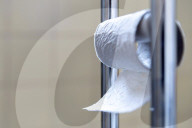 FEATURE - Corona-Krise: Das neue Gold? Eine fast leere Toilettenpapierrolle