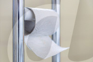 FEATURE - Corona-Krise: Das neue Gold? Eine fast leere Toilettenpapierrolle