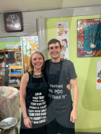 FEATURE - Mark Burton und Frankie Lewis stellen nach ihrer verschobenen Hochzeit diese mit Schokohasen nach