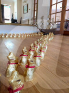 FEATURE - Mark Burton und Frankie Lewis stellen nach ihrer verschobenen Hochzeit diese mit Schokohasen nach