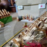 FEATURE - Mark Burton und Frankie Lewis stellen nach ihrer verschobenen Hochzeit diese mit Schokohasen nach