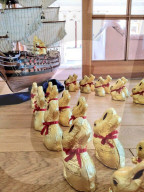 FEATURE - Mark Burton und Frankie Lewis stellen nach ihrer verschobenen Hochzeit diese mit Schokohasen nach