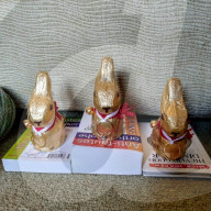 FEATURE - Mark Burton und Frankie Lewis stellen nach ihrer verschobenen Hochzeit diese mit Schokohasen nach