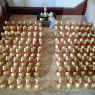 FEATURE - Mark Burton und Frankie Lewis stellen nach ihrer verschobenen Hochzeit diese mit Schokohasen nach