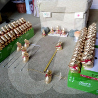 FEATURE - Mark Burton und Frankie Lewis stellen nach ihrer verschobenen Hochzeit diese mit Schokohasen nach