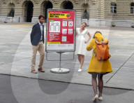 NEWS - Coronavirus: Zwei Frischvermählte lassen sich an ihrem Hochzeitstag auf dem menschenleeren Bundesplatz fotografieren