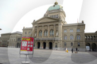 NEWS - Coronavirus: Zwei Frischvermählte lassen sich an ihrem Hochzeitstag auf dem menschenleeren Bundesplatz fotografieren