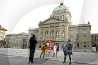 NEWS - Coronavirus: Zwei Frischvermählte lassen sich an ihrem Hochzeitstag auf dem menschenleeren Bundesplatz fotografieren