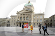 NEWS - Coronavirus: Zwei Frischvermählte lassen sich an ihrem Hochzeitstag auf dem menschenleeren Bundesplatz fotografieren