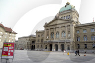 NEWS - Coronavirus: Zwei Frischvermählte lassen sich an ihrem Hochzeitstag auf dem menschenleeren Bundesplatz fotografieren