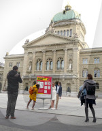 NEWS - Coronavirus: Zwei Frischvermählte lassen sich an ihrem Hochzeitstag auf dem menschenleeren Bundesplatz fotografieren