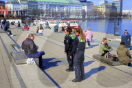 NEWS - Coronavirus: Polizei in Hamburg setzt Beschränkungen durch