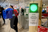 NEWS - Coronavirus:  Mit Ampel-System: Ein Supermart in Utrecht 