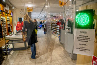 NEWS - Coronavirus:  Mit Ampel-System: Ein Supermart in Utrecht 