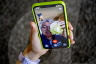 NEWS - Coronavirus:  Enkel bei einem Videoanruf mit ihren Grosseltern in Quarantäne