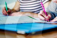 NEWS - Coronavirus: Homeschooling: Schülerinnen lernen zuhause