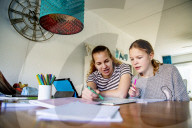 NEWS - Coronavirus: Homeschooling: Schülerinnen lernen zuhause