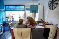 NEWS - Coronavirus: Homeschooling: Schülerinnen lernen zuhause