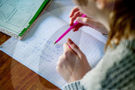 NEWS - Coronavirus: Homeschooling: Schülerinnen lernen zuhause