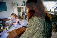 NEWS - Coronavirus: Homeschooling: Schülerinnen lernen zuhause