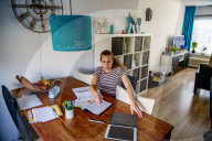 NEWS - Coronavirus: Homeschooling: Schülerinnen lernen zuhause