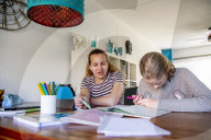 NEWS - Coronavirus: Homeschooling: Schülerinnen lernen zuhause