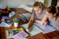 NEWS - Coronavirus: Homeschooling: Schülerinnen lernen zuhause
