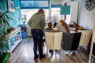 NEWS - Coronavirus: Homeschooling: Schülerinnen lernen zuhause