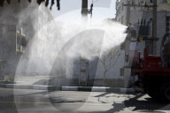 NEWS - Coronavirus: Feuerwehr mit Schutzmasken desinfiziert Strassen in Teheran, Iran