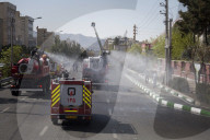 NEWS - Coronavirus: Feuerwehr mit Schutzmasken desinfiziert Strassen in Teheran, Iran