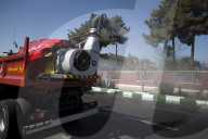 NEWS - Coronavirus: Feuerwehr mit Schutzmasken desinfiziert Strassen in Teheran, Iran