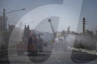 NEWS - Coronavirus: Feuerwehr mit Schutzmasken desinfiziert Strassen in Teheran, Iran