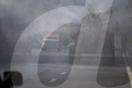 NEWS - Coronavirus: Feuerwehr mit Schutzmasken desinfiziert Strassen in Teheran, Iran