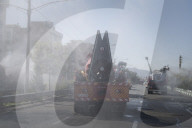 NEWS - Coronavirus: Feuerwehr mit Schutzmasken desinfiziert Strassen in Teheran, Iran