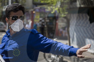 NEWS - Coronavirus: Feuerwehr mit Schutzmasken desinfiziert Strassen in Teheran, Iran