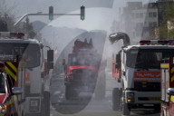 NEWS - Coronavirus: Feuerwehr mit Schutzmasken desinfiziert Strassen in Teheran, Iran