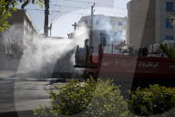 NEWS - Coronavirus: Feuerwehr mit Schutzmasken desinfiziert Strassen in Teheran, Iran