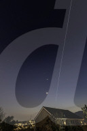 FEATURE - Fotograf nimmt ISS und Space X Starlink-Satelliten vom Garten aus auf

