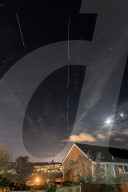FEATURE - Fotograf nimmt ISS und Space X Starlink-Satelliten vom Garten aus auf
