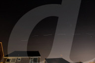 FEATURE - Fotograf nimmt ISS und Space X Starlink-Satelliten vom Garten aus auf
