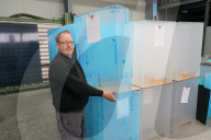 NEWS - Coronavirus: Produktion von Spuckschutzscheiben bei der Firma Acryl Hamburg in Börnsen läuft auf vollen Touren