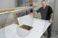 NEWS - Coronavirus: Produktion von Spuckschutzscheiben bei der Firma Acryl Hamburg in Börnsen läuft auf vollen Touren