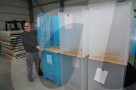 NEWS - Coronavirus: Produktion von Spuckschutzscheiben bei der Firma Acryl Hamburg in Börnsen läuft auf vollen Touren